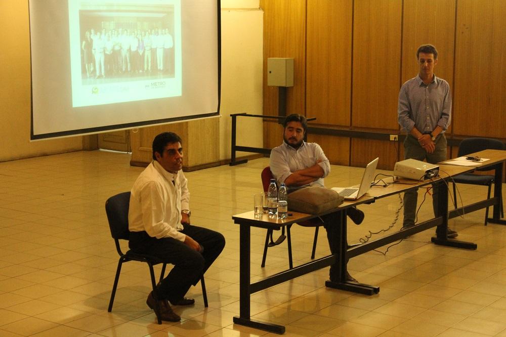Relatores (de izquierda a derecha): Juan Pozo y Luis Argomedo. Además, el Profesor de la División de Estructuras Roberto Gesche.