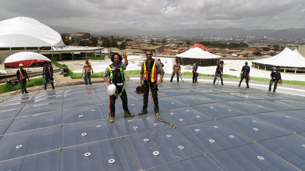 Junto al equipo de trabajo, sobre la cubierta de ETFE más grande del mundo.